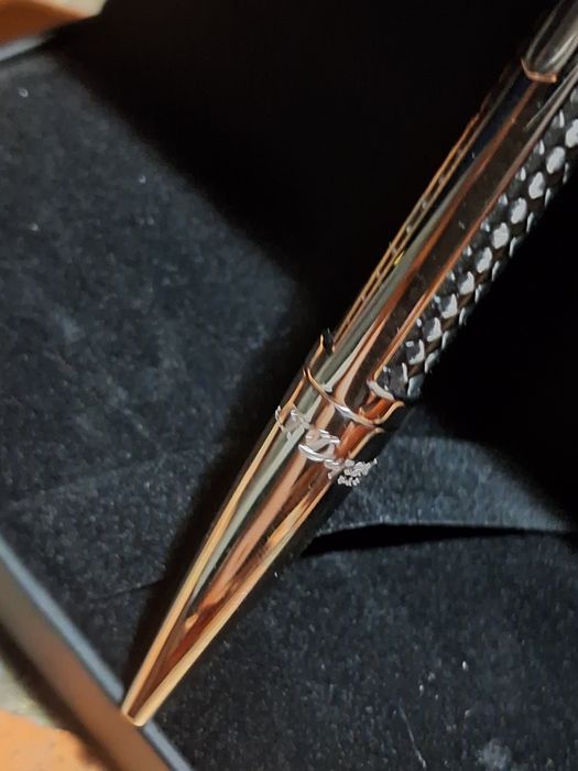 Caneta esferográfica S T Dupont modelo Défi em carbono