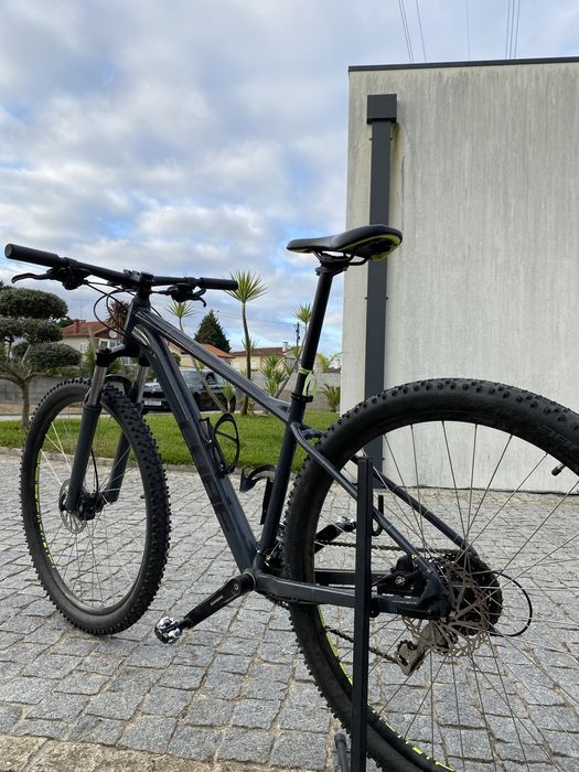 Bicicleta CUBE.   .