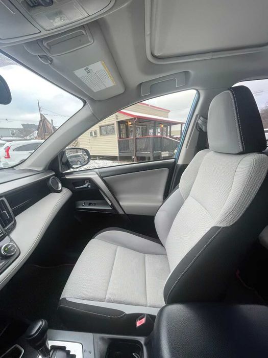 Toyota RAV4 XLE      2017