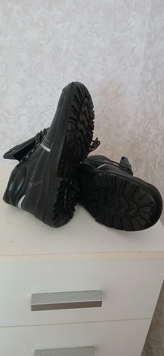 Продам робочу обувь