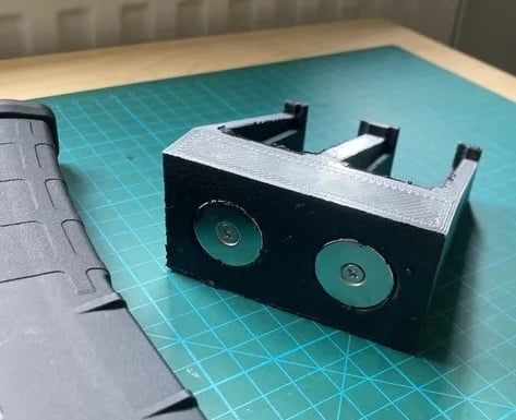 Uchwyt magnetyczny na magazynki AR-15
