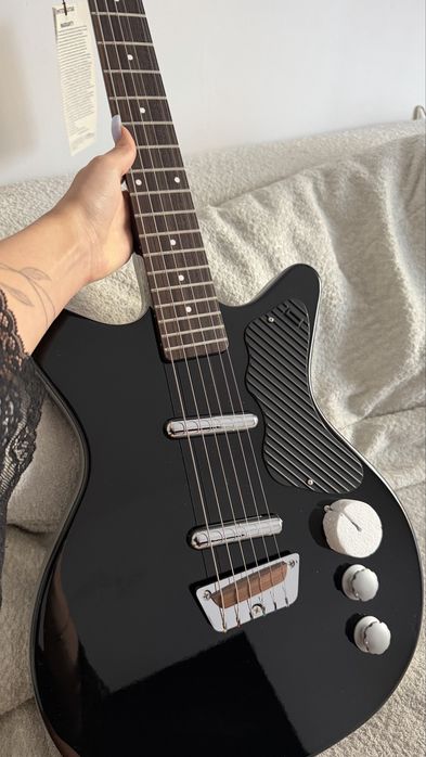 Spredam nowa electryczna gitare Danelectro