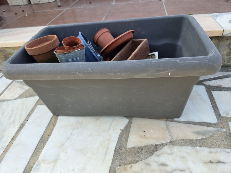 Varios vasos alguns de barro