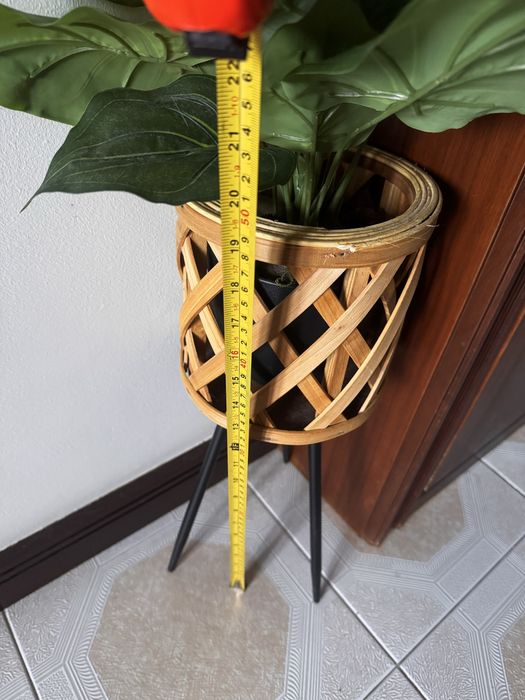 Floreira com planta artificial