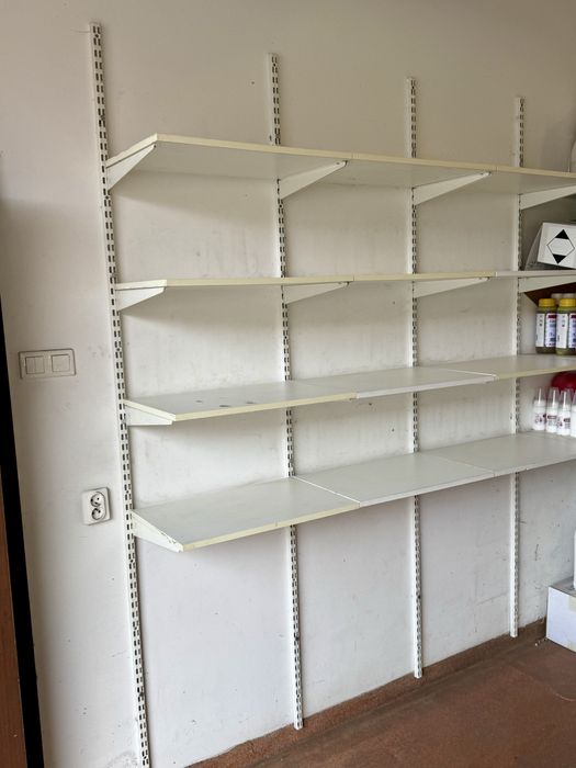 Regal ścienny sklepowy magazynowy Norco - solidny - 90x półki regulowane, 30x listwy stalowe przyścienne.