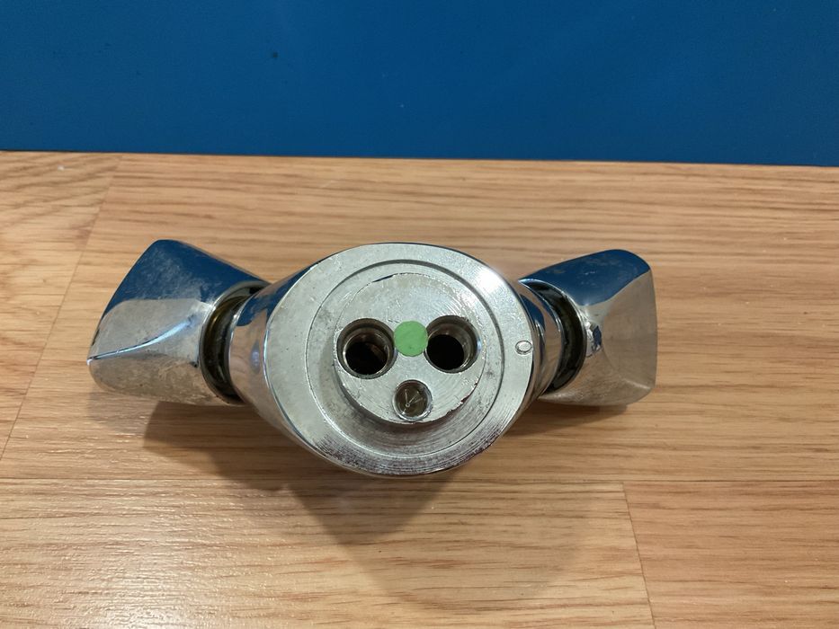 Torneira misturadora cozinha. Nova