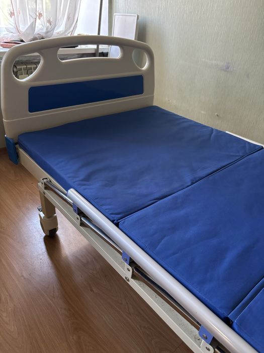 Медичне механічне ліжко MED1-C09 (б/у, у відмінному стані)