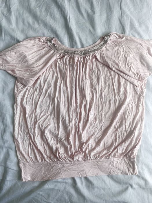 Pudrowo różowa bluzka z cekinami krój szeroki nietoperz plus size
