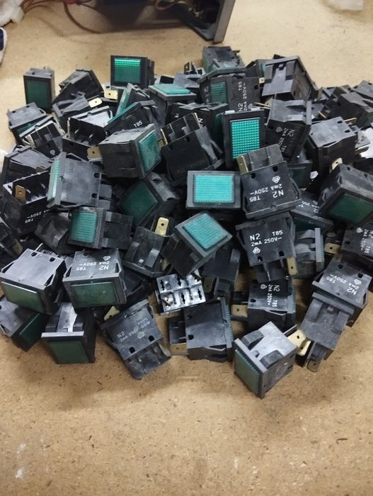 Lote de indicadores luminosos verdes e vermelhos