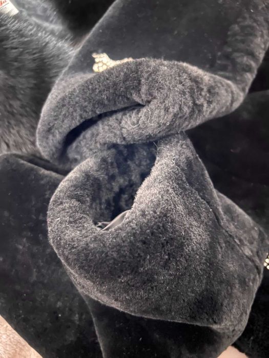 Жіноча мутонова шуба з песцовим коміром