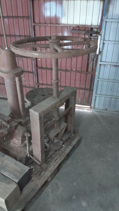 engenho de furar de coluna antigo para decoracao +prensa manual antiga