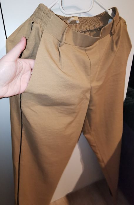 Eleganckie spodnie na gumce  z lampasem