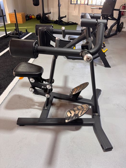 Máquina de musculação- elevação lateral de ombros