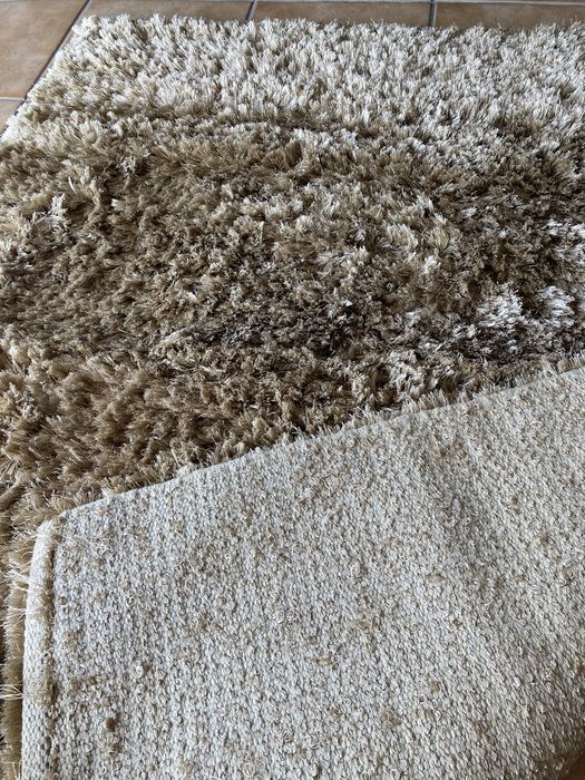 Tapete bege de pelos