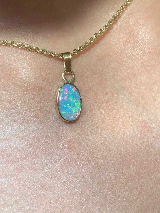 złota zawieszka z nat. jasnym opalem brazylijskim