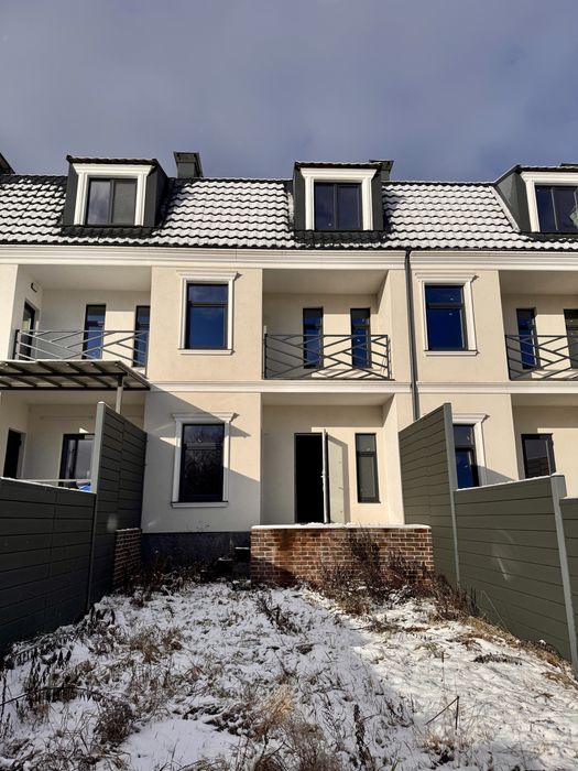 Таунхаус з закритою територією