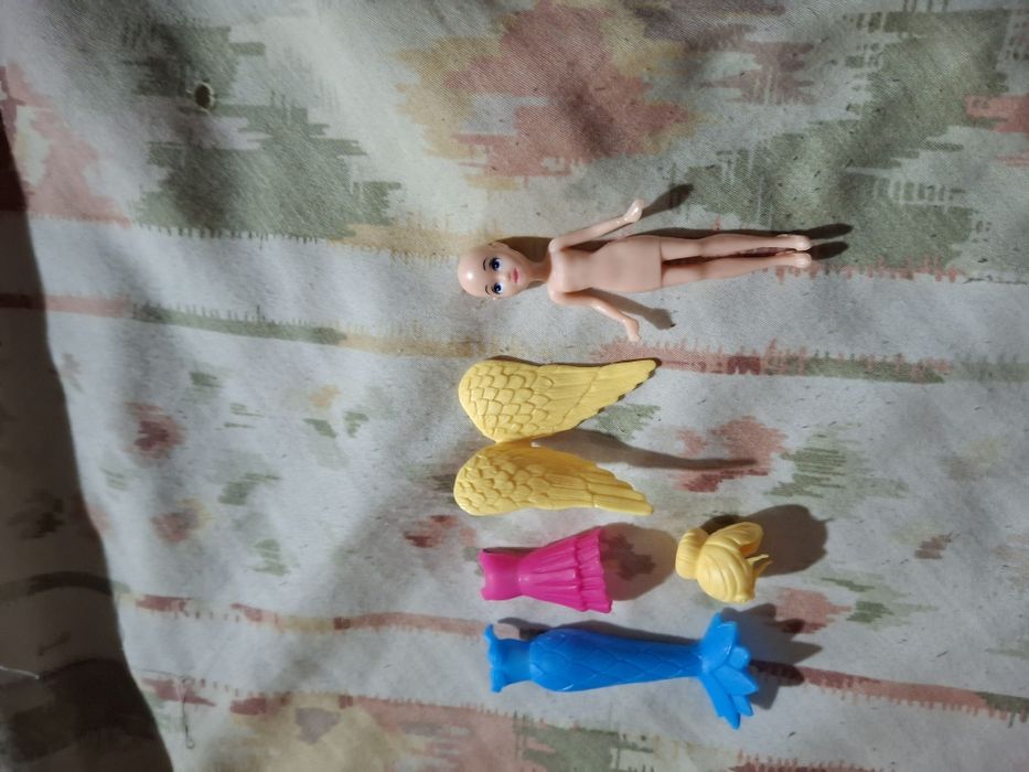 Boneca pequena e bonita