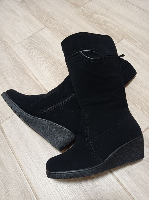 Жіночі сапожки на танкетці