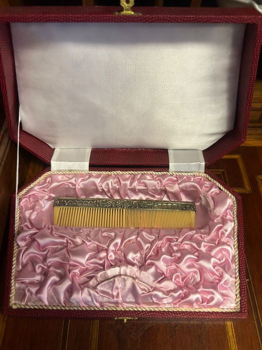 Pente antigo com caixa