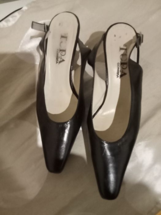Vendo sapatos de cerimónia, usei 2 vezes, são em pele.