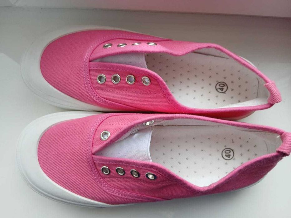Кеды малиновые  новые р.39/25 см плюс бейсболка