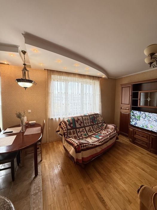 Простора  3 кім. квартира біля війского інст. на Богуніі