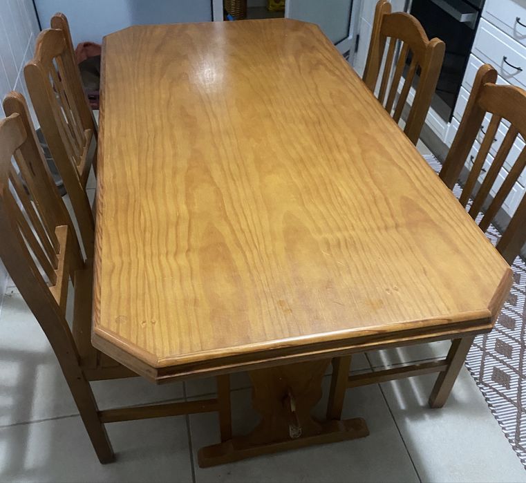 Mesa com 6 cadeiras