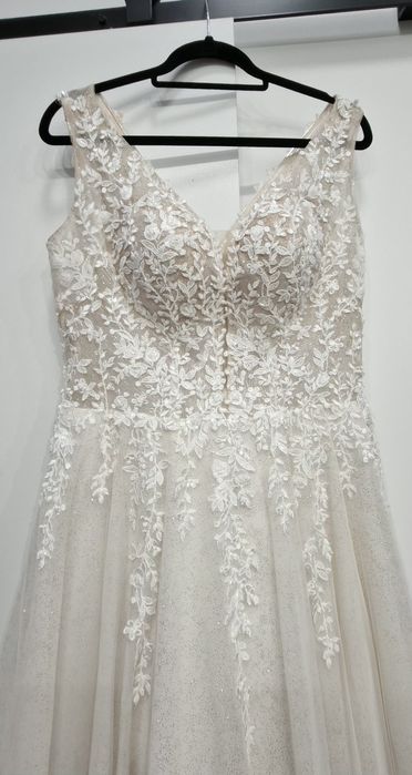 Suknia ślubna z brokatem