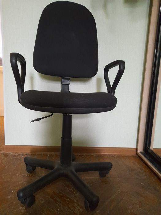 Подвижное офисное кресло