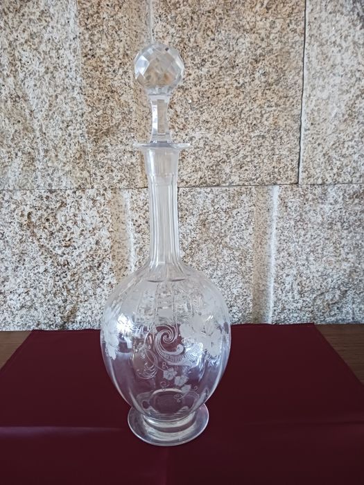 Garrafa antiga em vidro lapidado