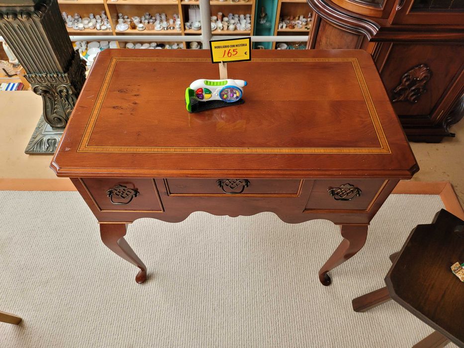 Mesa de apoio em madeira com gavetas - Muito bom esta