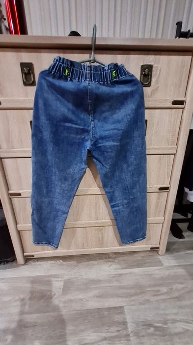 Продам джинсы на девочку.  В хорошем состоянии.