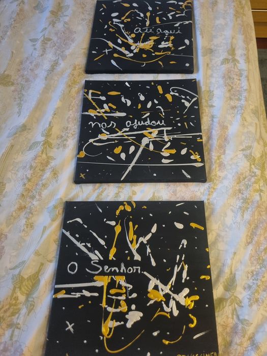 Três quadros pintados a mão.