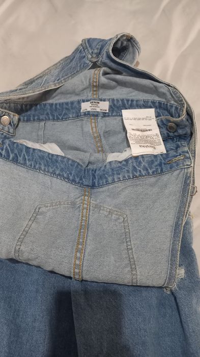 Macacão de ganga com rasgos  da Dennim Bershka