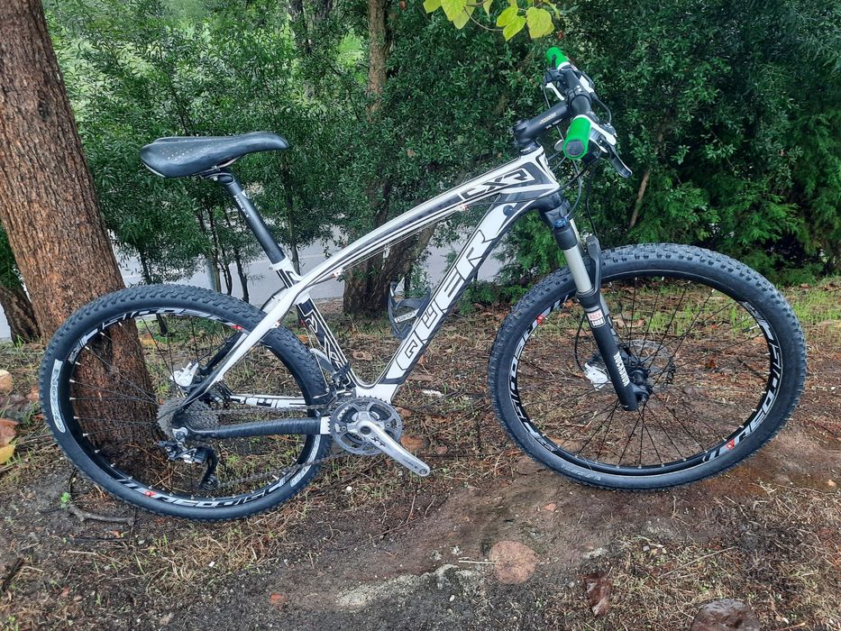 Btt 27.5 de carbono com xt e rock shox