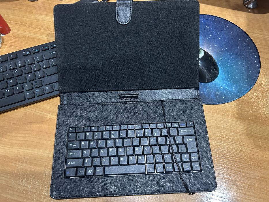 Чехол с клавиатурой для планшета. 10.1 дюйма