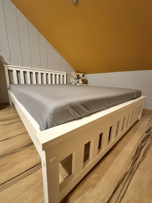 Sprzedam łóżko wraz z materacem 140 x 200 cm