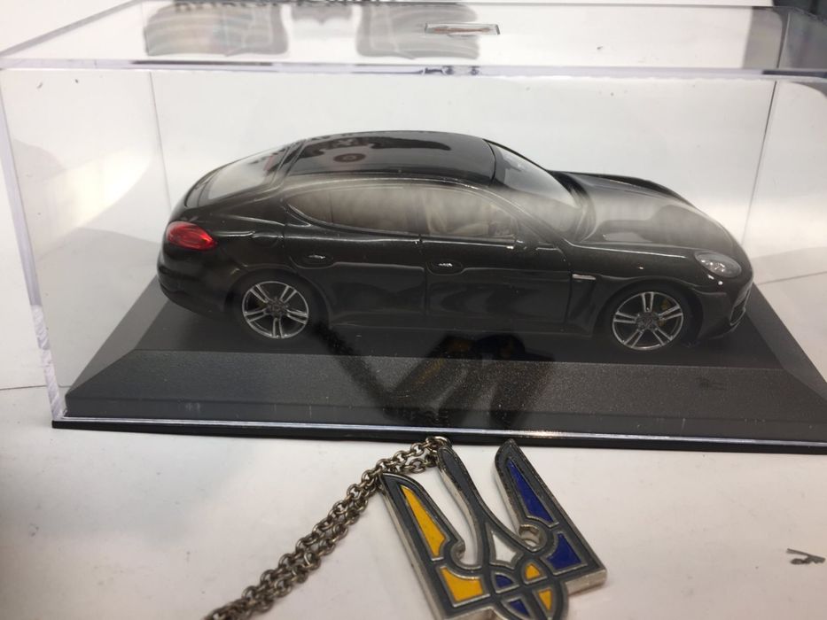 Модель авто Porsche panamera 1:43 Minichaps