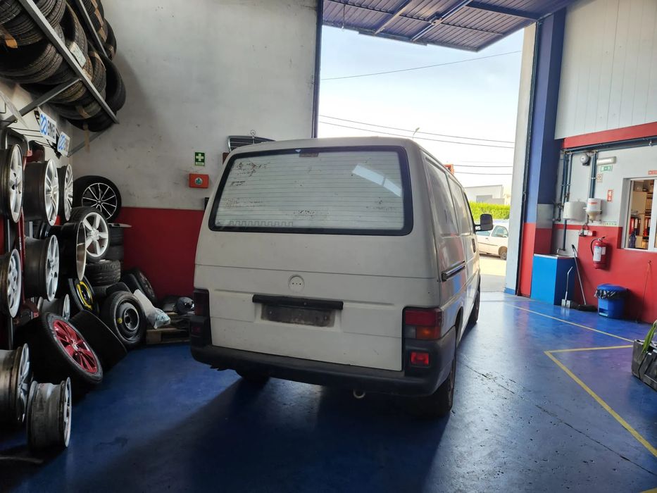 Volkswagen Transporter T4 1.9 TD do ano 2000 ás peças.