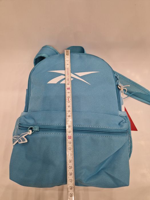 Śliczny plecak Reebok z markowym brelokiem.