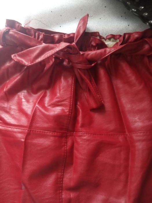 Spódniczka z Eco skórki z wiązaniem i koronką