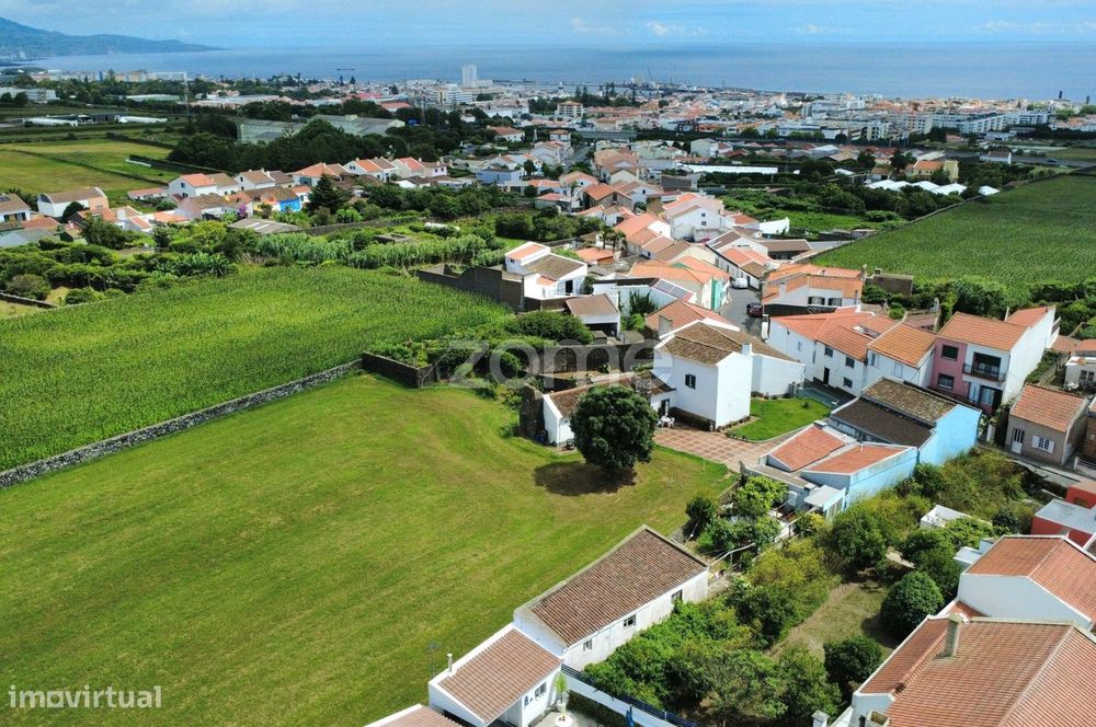 Moradia T3 com quintal - Arrifes