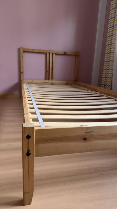 Cama individual em madeira