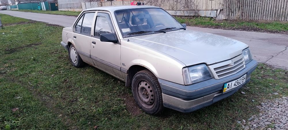 Продам Опель аскону ціляком на запчастини.