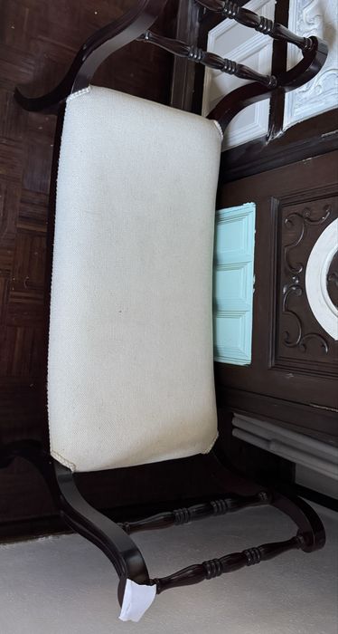 2 cadeiras e uma banqueta