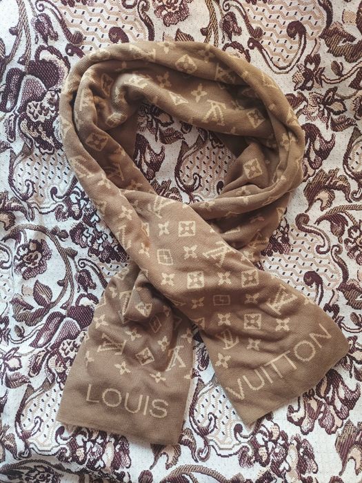 Шарф платина двостороння фірми Louis vuitton 

Довжина 1м 70см
Ширина