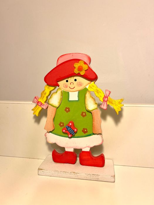 Boneca de madeira decorativa