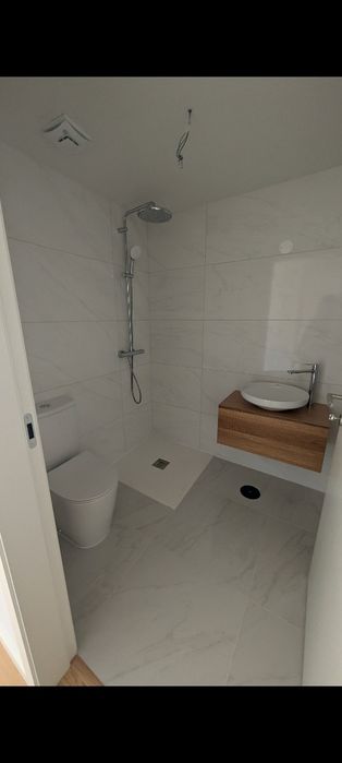 Quarto suíte com casa banho privativa, AC