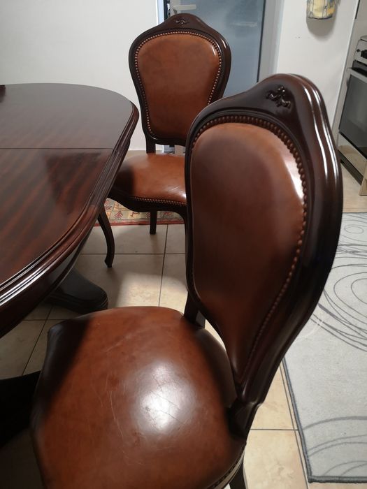 Vendo mesa de sala totalmente em mogno.. Sem Marca de uso.. Como nova.