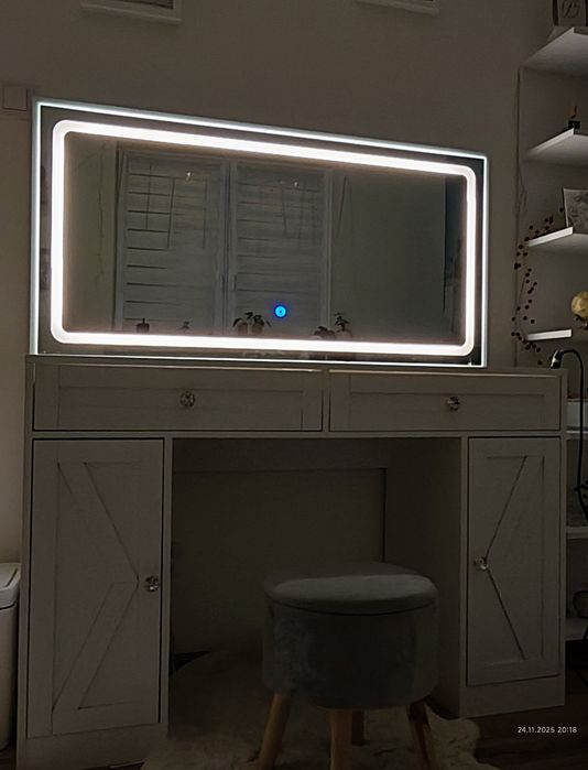 Toaletka z podświetlanym lustrem